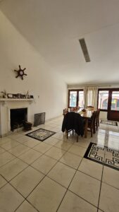 living con hogar a leña